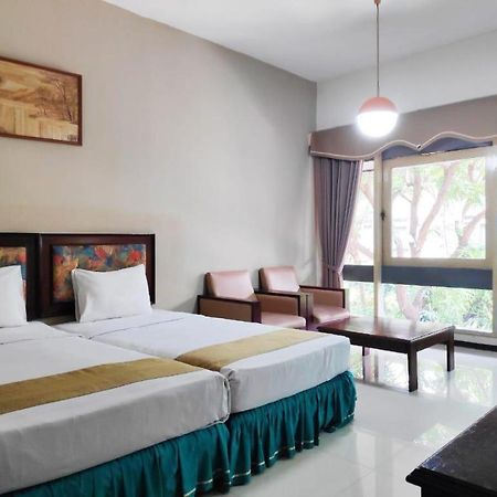 New Grand Park Hotel Surabaya Buitenkant foto