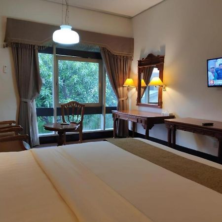 New Grand Park Hotel Surabaya Buitenkant foto
