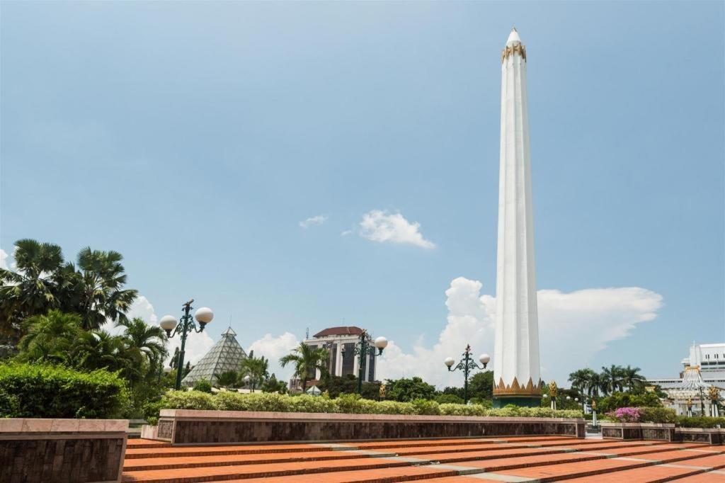 New Grand Park Hotel Surabaya Buitenkant foto