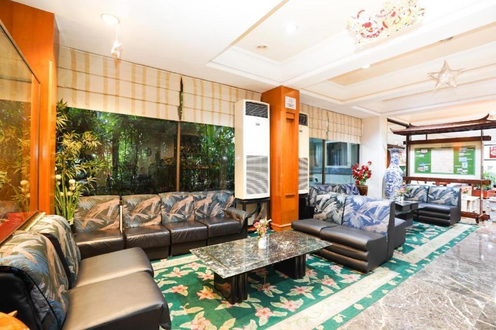 New Grand Park Hotel Surabaya Buitenkant foto