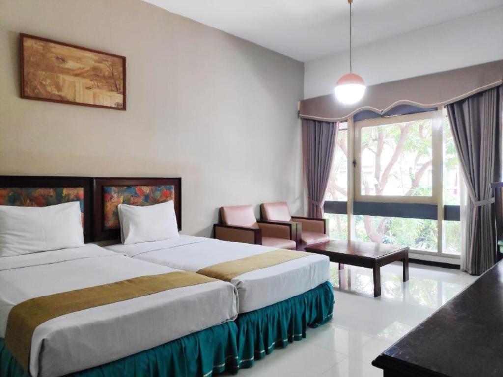 New Grand Park Hotel Surabaya Buitenkant foto