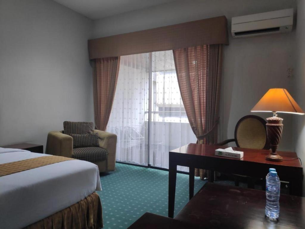 New Grand Park Hotel Surabaya Buitenkant foto