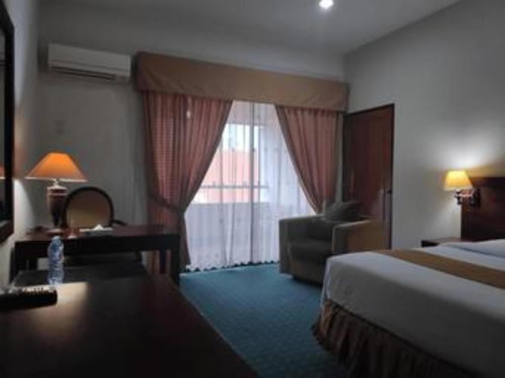 New Grand Park Hotel Surabaya Buitenkant foto