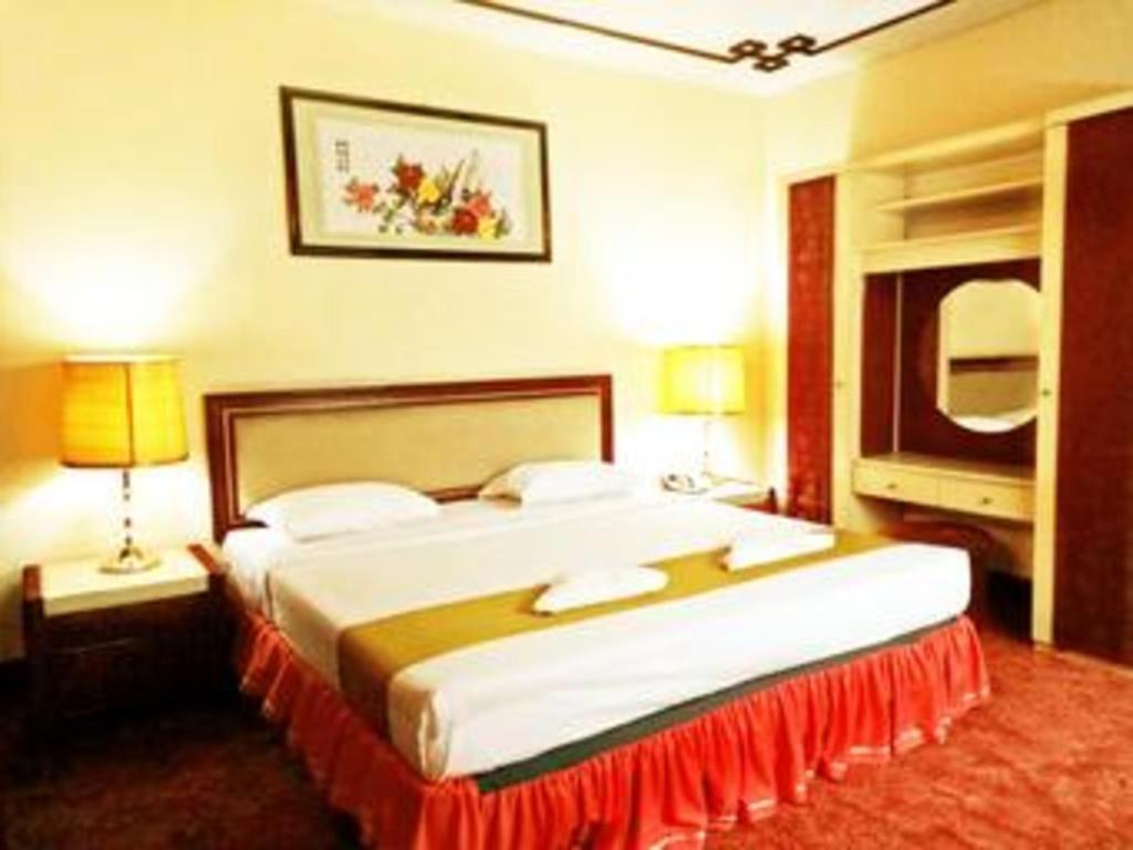 New Grand Park Hotel Surabaya Buitenkant foto