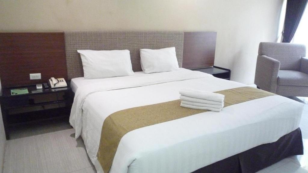 New Grand Park Hotel Surabaya Buitenkant foto