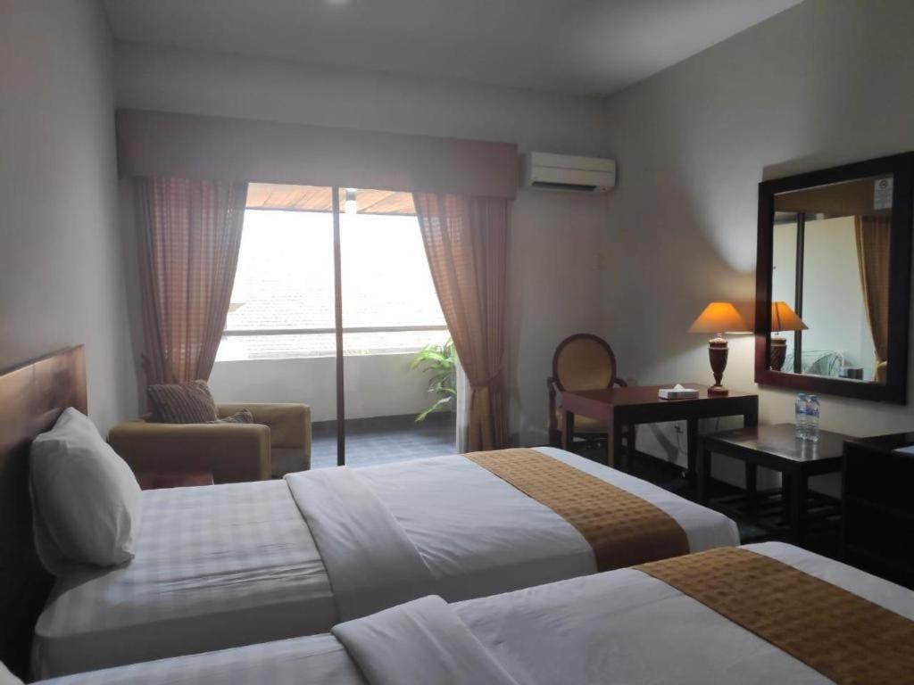 New Grand Park Hotel Surabaya Buitenkant foto