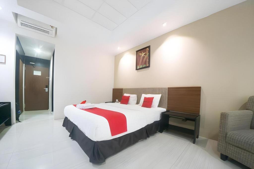 New Grand Park Hotel Surabaya Buitenkant foto