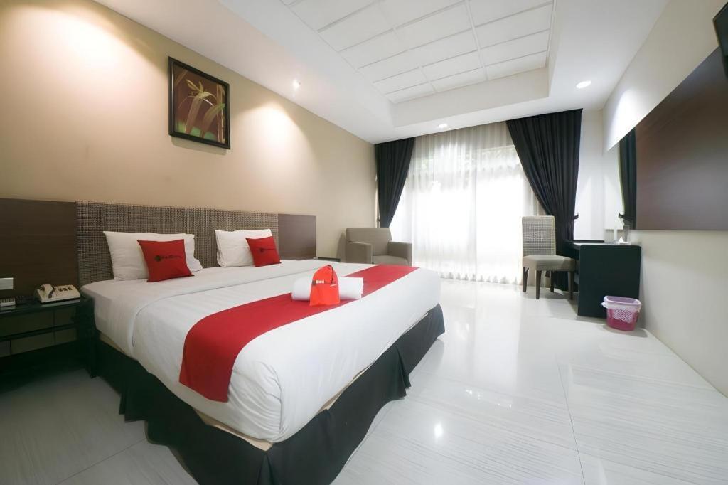 New Grand Park Hotel Surabaya Buitenkant foto