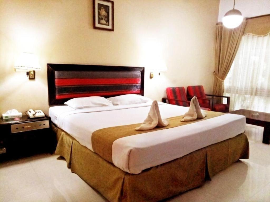 New Grand Park Hotel Surabaya Buitenkant foto