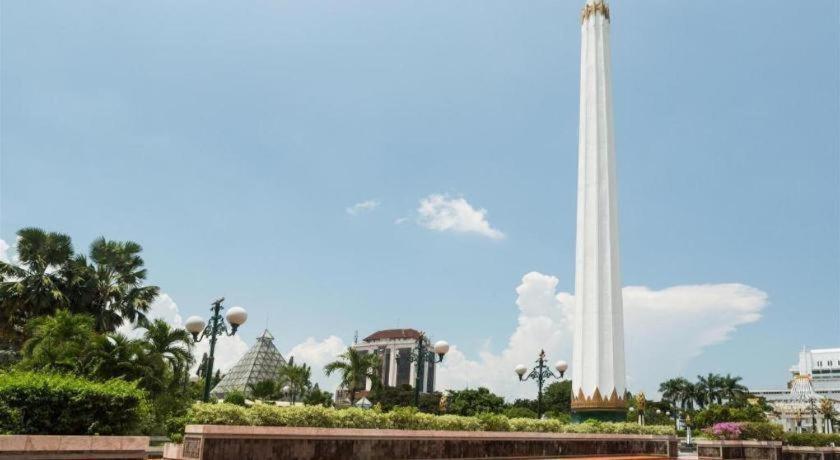 New Grand Park Hotel Surabaya Buitenkant foto