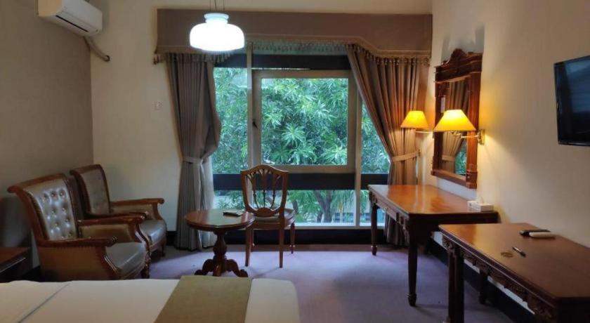 New Grand Park Hotel Surabaya Buitenkant foto