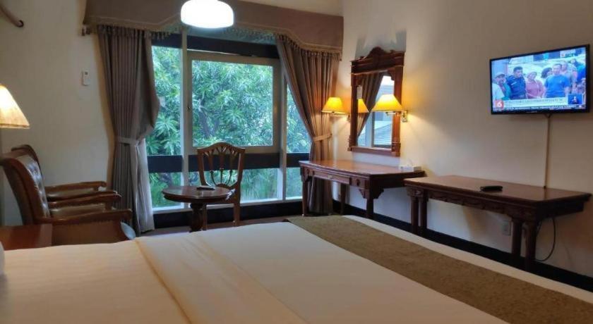 New Grand Park Hotel Surabaya Buitenkant foto