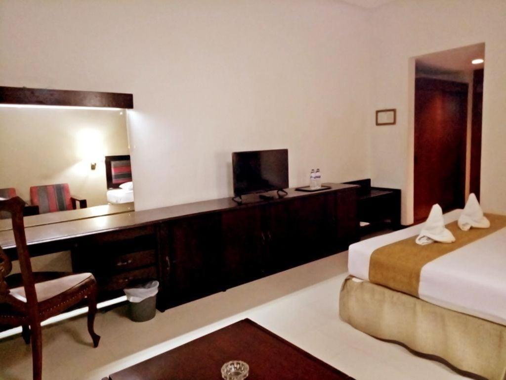 New Grand Park Hotel Surabaya Buitenkant foto