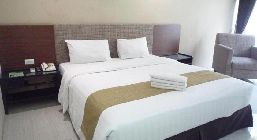 New Grand Park Hotel Surabaya Buitenkant foto