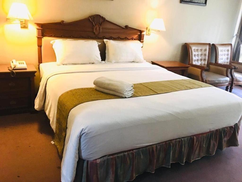 New Grand Park Hotel Surabaya Buitenkant foto