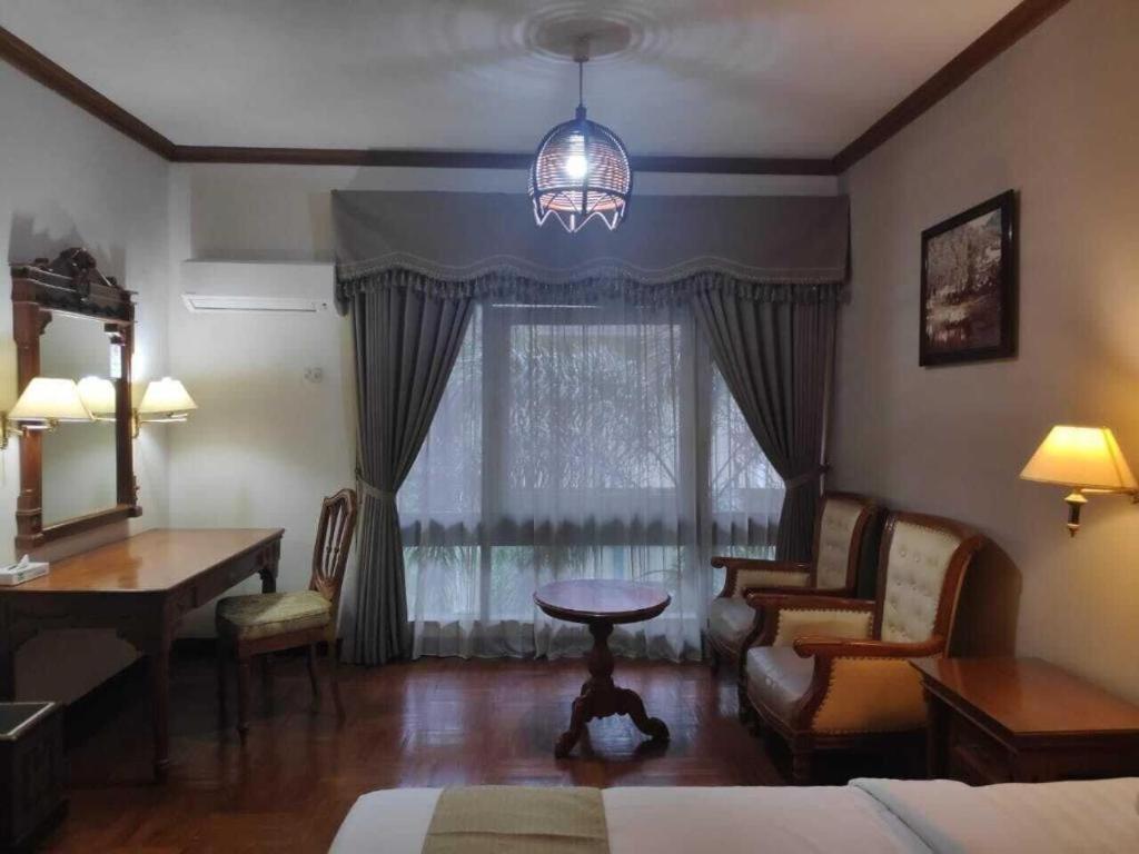 New Grand Park Hotel Surabaya Buitenkant foto