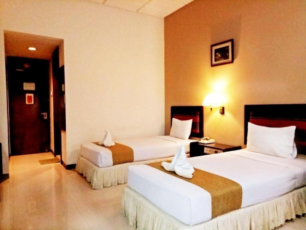 New Grand Park Hotel Surabaya Buitenkant foto