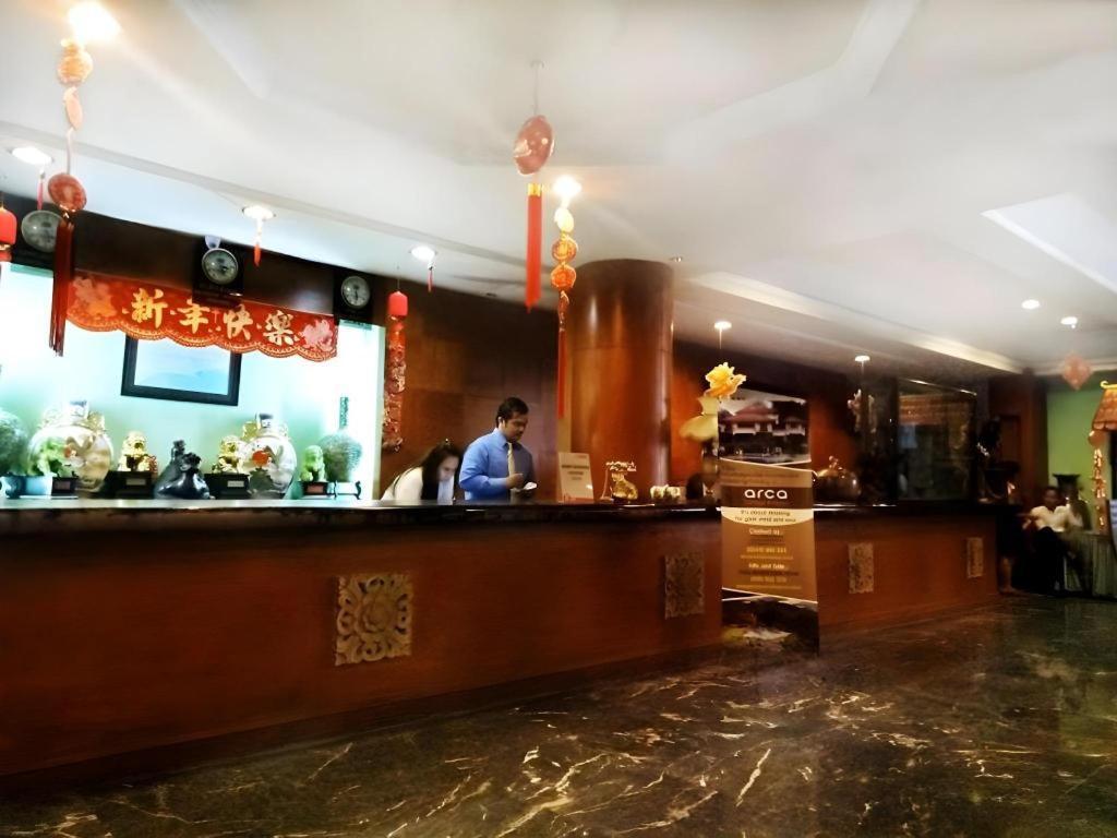 New Grand Park Hotel Surabaya Buitenkant foto