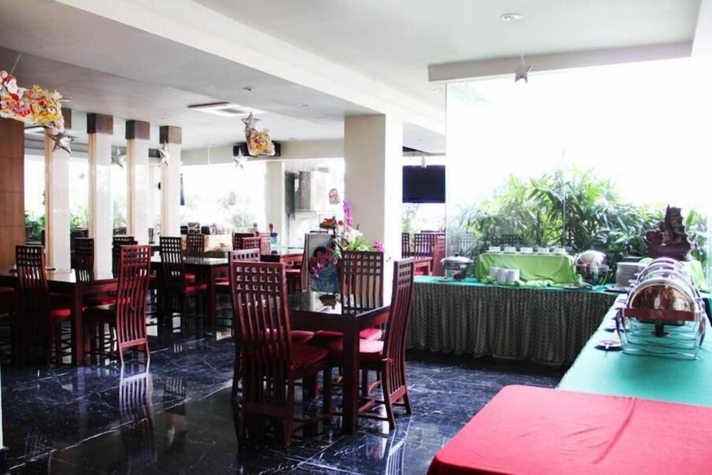 New Grand Park Hotel Surabaya Buitenkant foto