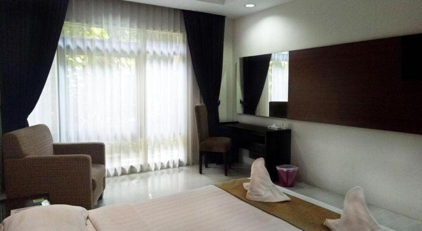 New Grand Park Hotel Surabaya Buitenkant foto
