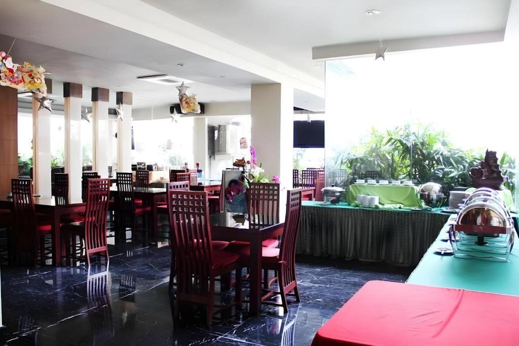 New Grand Park Hotel Surabaya Buitenkant foto