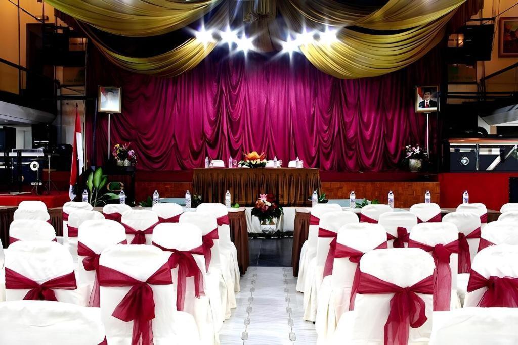 New Grand Park Hotel Surabaya Buitenkant foto