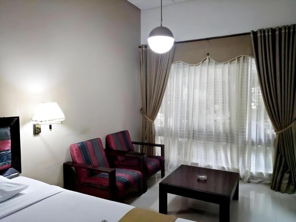 New Grand Park Hotel Surabaya Buitenkant foto